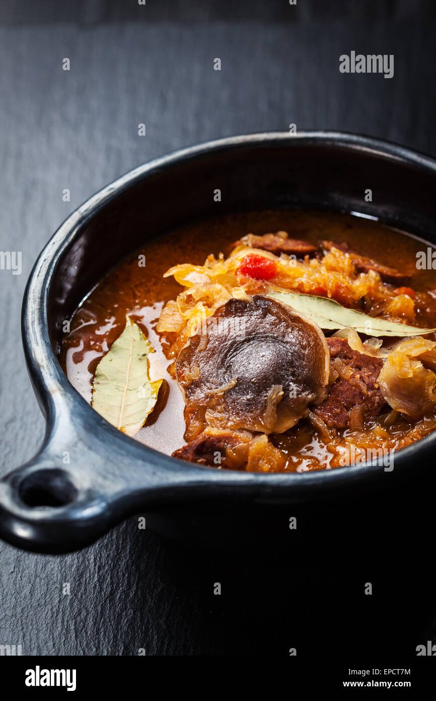 Herzhafte Kohlsuppe - Sauerkraut Suppe - mit Pilzen Stockfoto