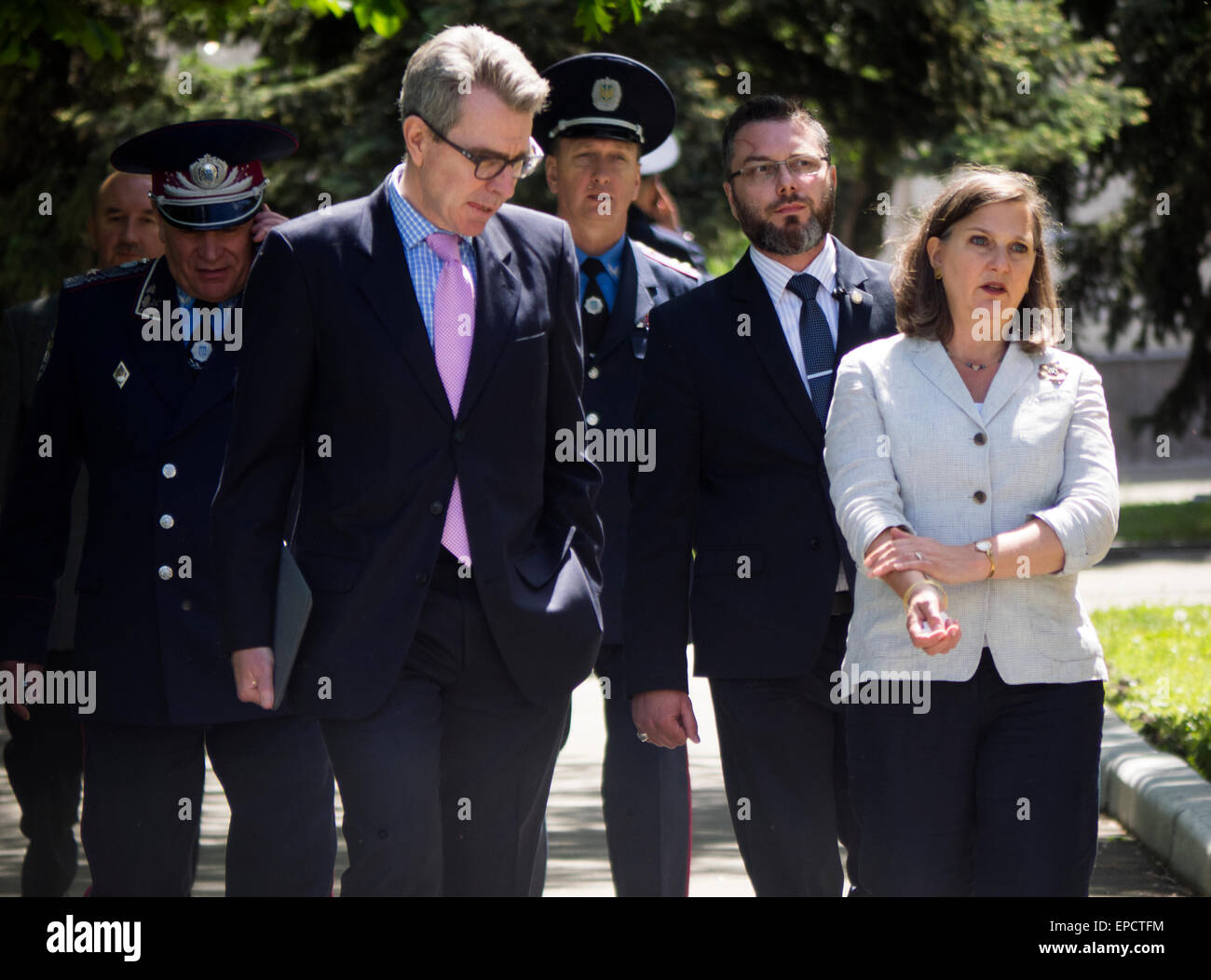 Kiew, Ukraine. 16. Mai 2015. U.S. Assistant Secretary Of State für europäischen und eurasischen Angelegenheiten Victoria Nuland spricht für Medienvertreter während ihres Besuchs in das Institut für die Ausbildung von Polizeieinheiten, öffentlichen Sicherheitsfachkräfte, psychologische Betreuung und der Nationalgarde der Ukraine, in Kiew, Ukraine, 16. Mai 2015. Während ihres Besuchs in der Ukraine traf Nuland mit ukrainische Ministerpräsidentin Arseniy Yatsenyuk zu diskutieren, die "Überwindung der russischen Aggression" enthalten die ukrainische Regierung sagte. Bildnachweis: Igor Golovnov/Alamy Live-Nachrichten Stockfoto