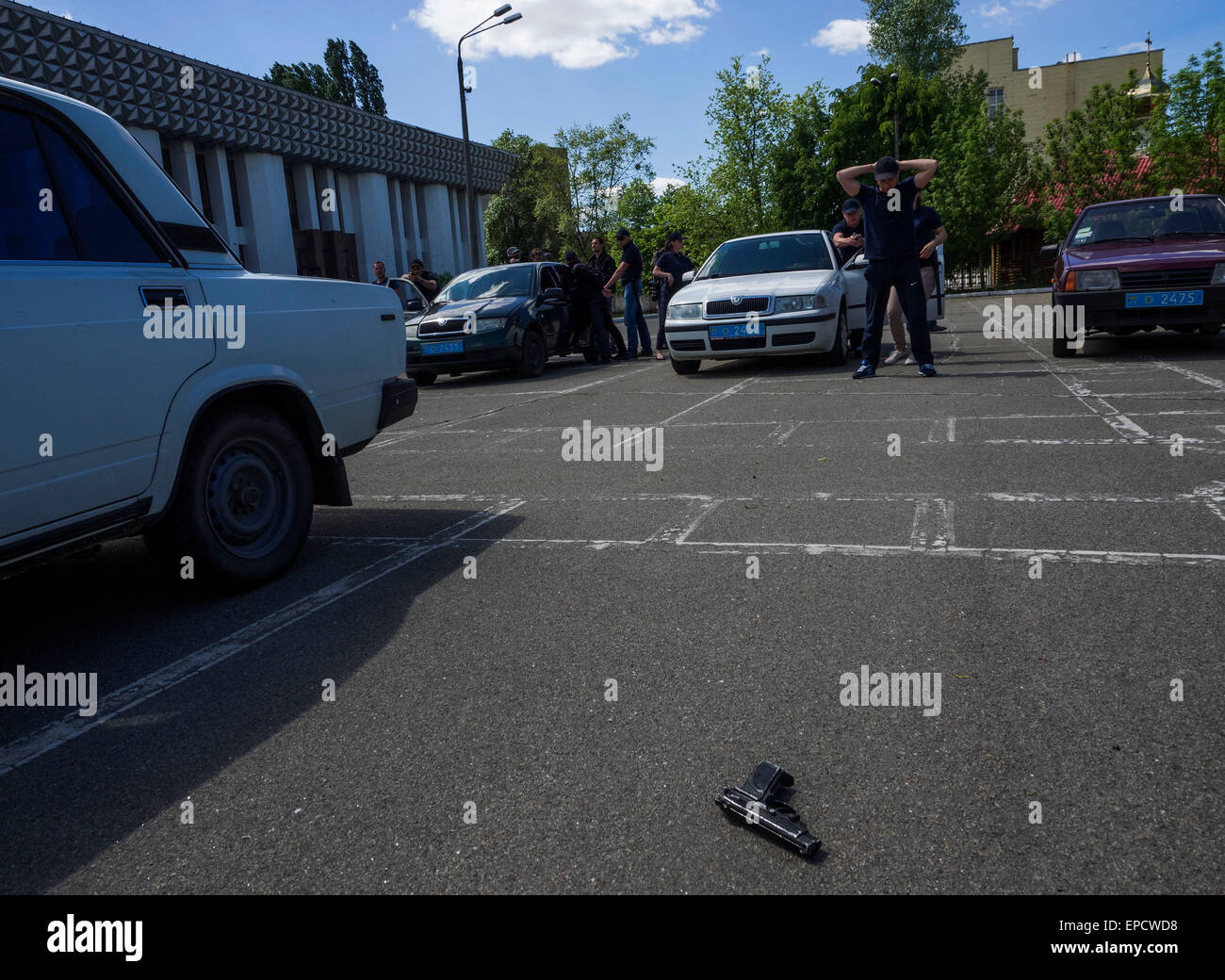 Kiew, Ukraine. 16. Mai 2015. Studenten des Instituts für die Polizei Ausbildung Ukraine auf praktische Übungen. -Ausbildung von künftigen Polizeibeamten, Polizeieinheiten, öffentlichen Sicherheitsfachkräfte, Schulpsychologischer Dienst und der Nationalgarde der Ukraine, unter der Leitung von erfahrenen ukrainischen und amerikanischen Instruktoren. Bildnachweis: Igor Golovnov/Alamy Live-Nachrichten Stockfoto