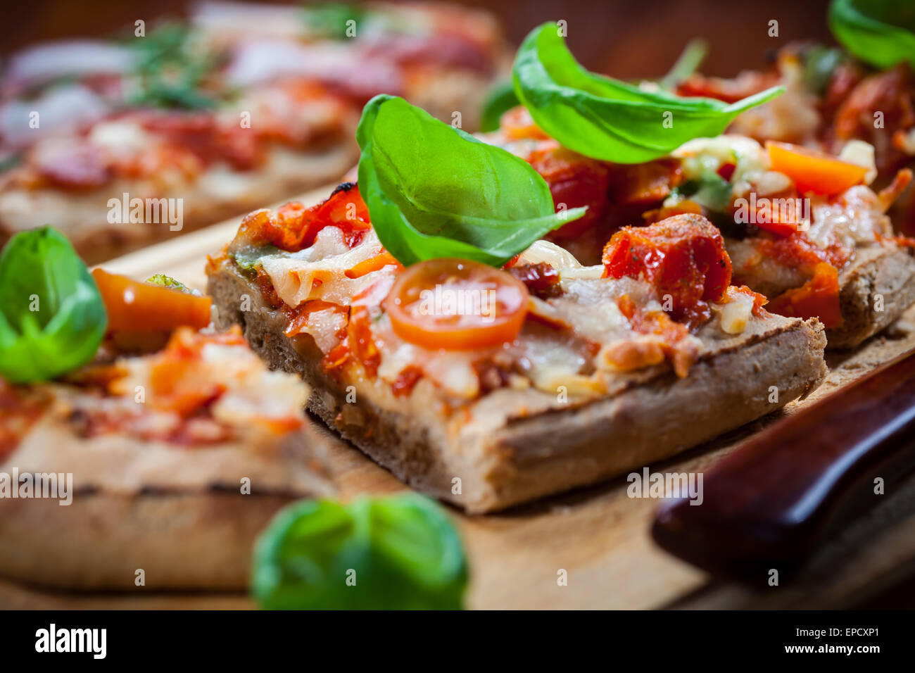 Ziehen Sie auseinander Pizzabrot mit Kräutern und Basilikum Stockfoto