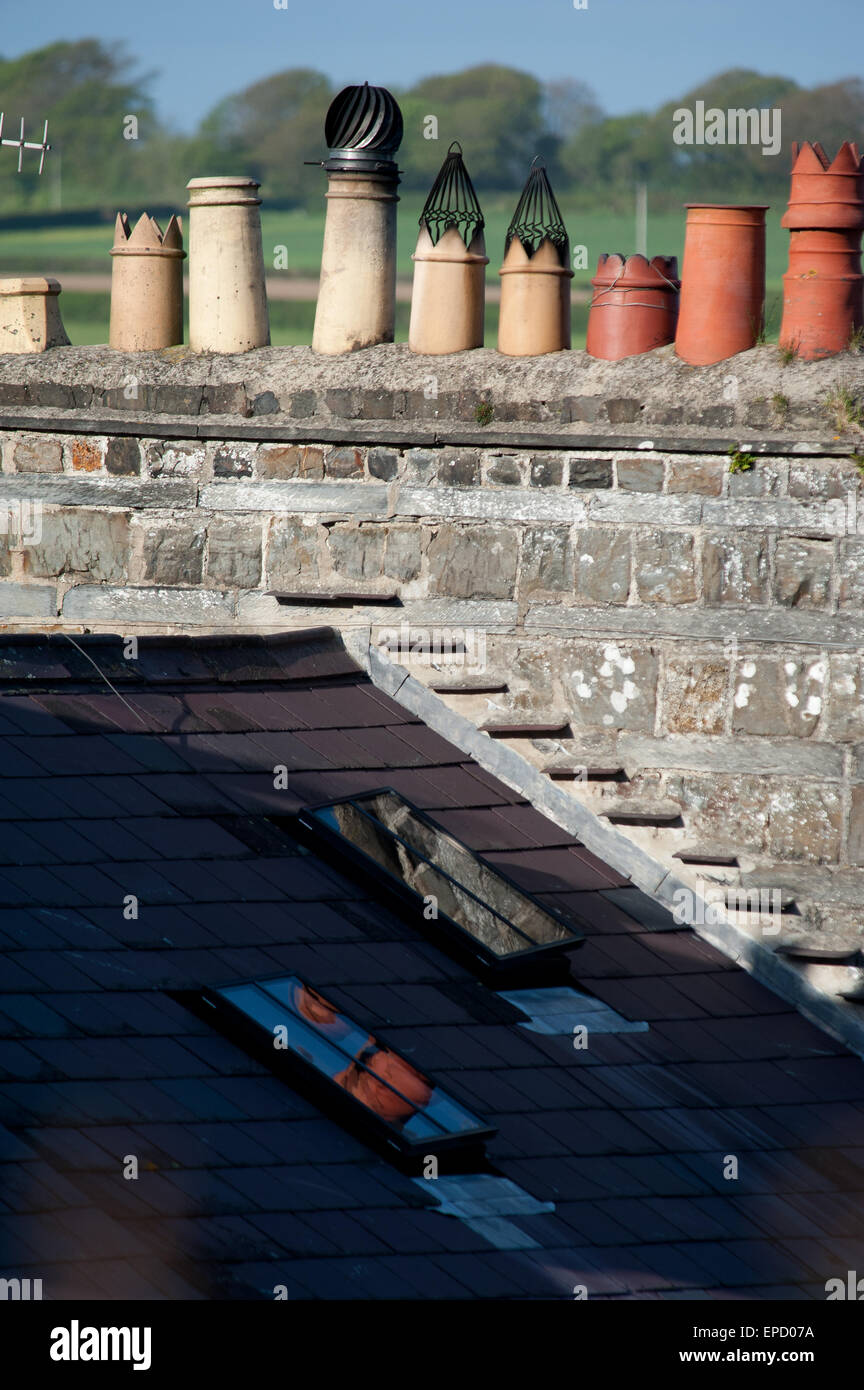 Reihe von Schornstein am Steinhaus, St. Dogmaels Wales Stockfoto