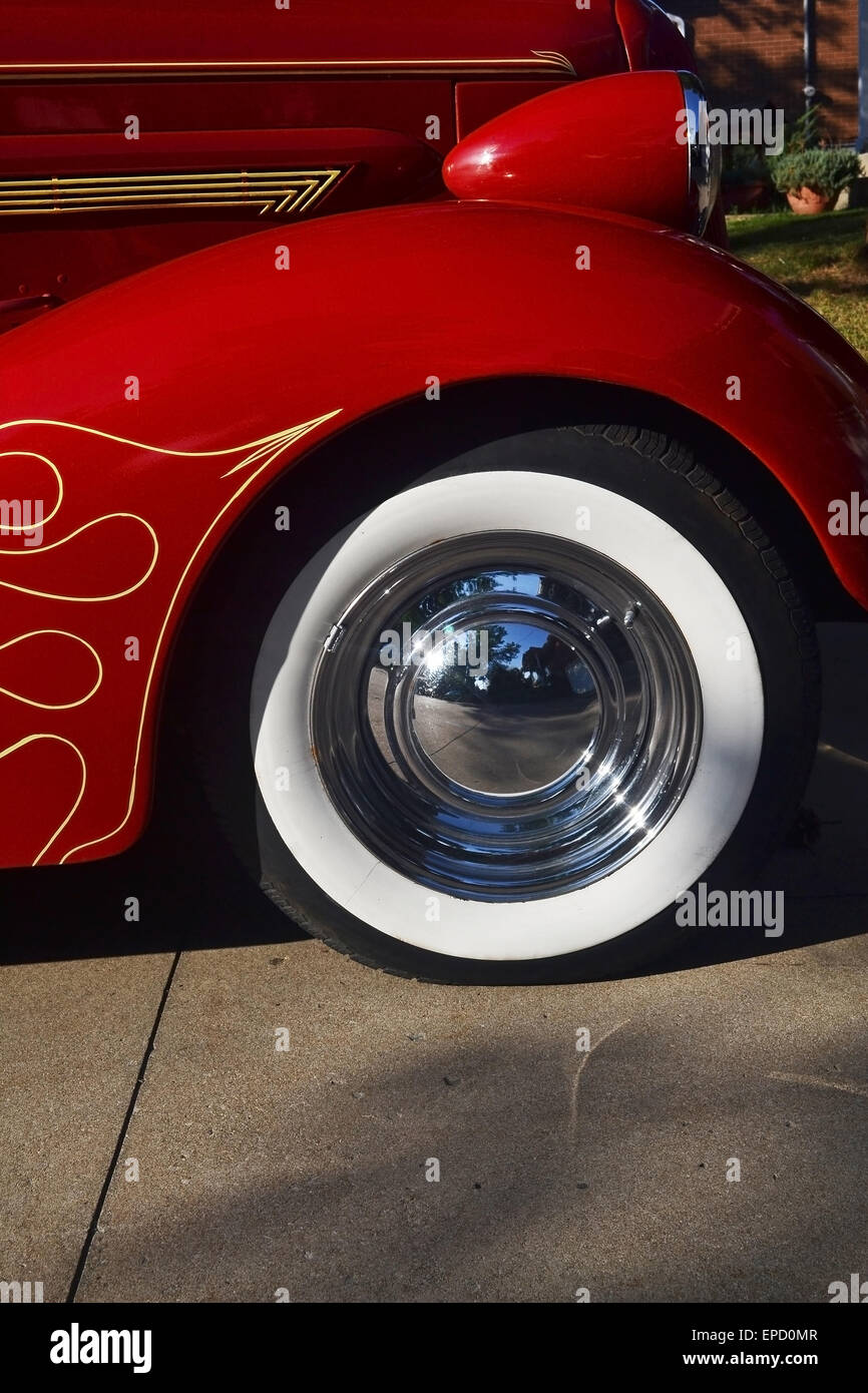 Die Vorderreifen mit den Scheinwerfern eine antike rote Oldtimer Buick ab etwa 1936. Stockfoto