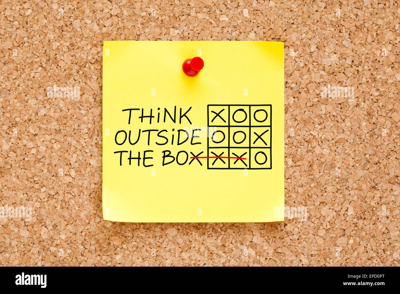 Denke Outside The Box Tic Tac Toe-Spiel-Konzept auf gelben Zettel. Stockfoto