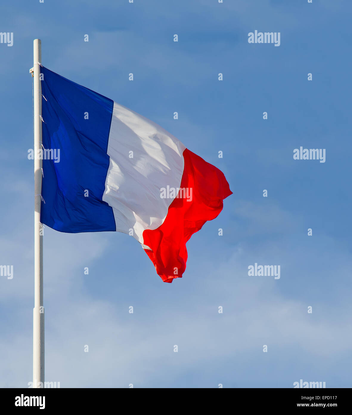 Frankreich-Flagge weht vor blauem Himmel Stockfoto
