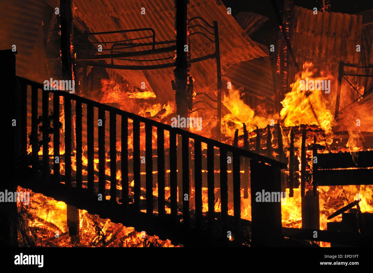 Flammen und Rauch Aufstieg vom brennenden Haus Stockfoto