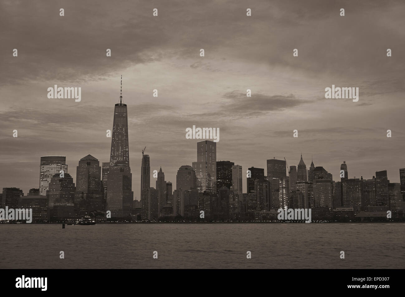 Downtown Manhattan in der Dämmerung wie gesehen vom Liberty State Park, NJ, USA Stockfoto