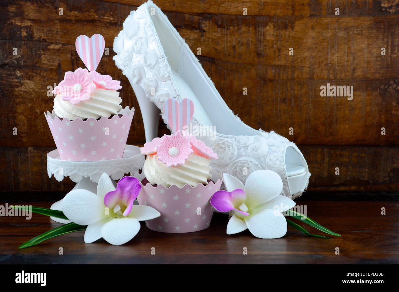 Hochzeit Tag shabby-chic-Stil rosa Cupcakes auf dunkle recycelt Vintage Holz-Hintergrund. Stockfoto