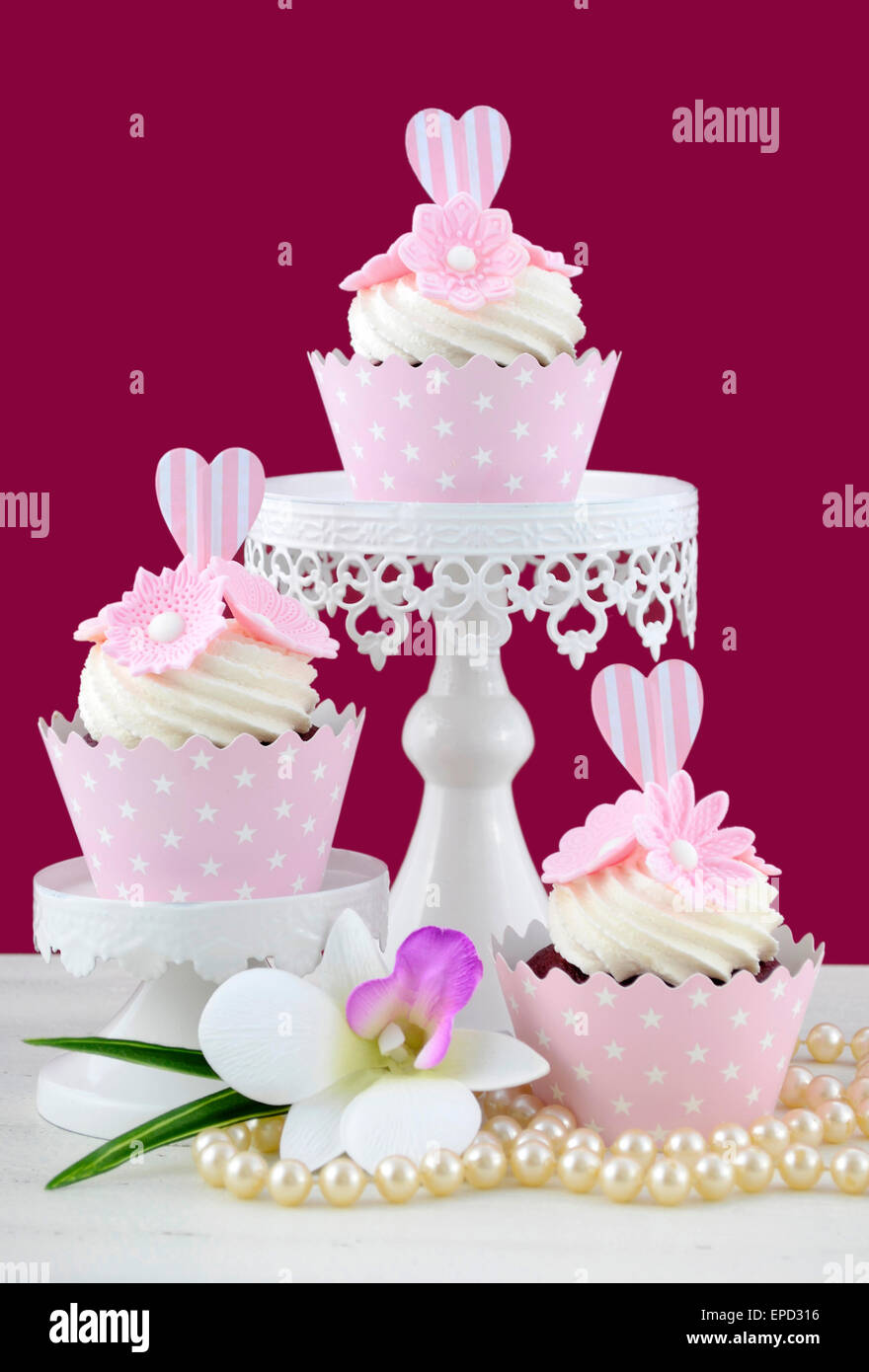 Hochzeit-June Bride Konzept mit Muffins und Perlen zu weißen shabby chic Tisch und Marsala Farbe Hintergrund. Stockfoto