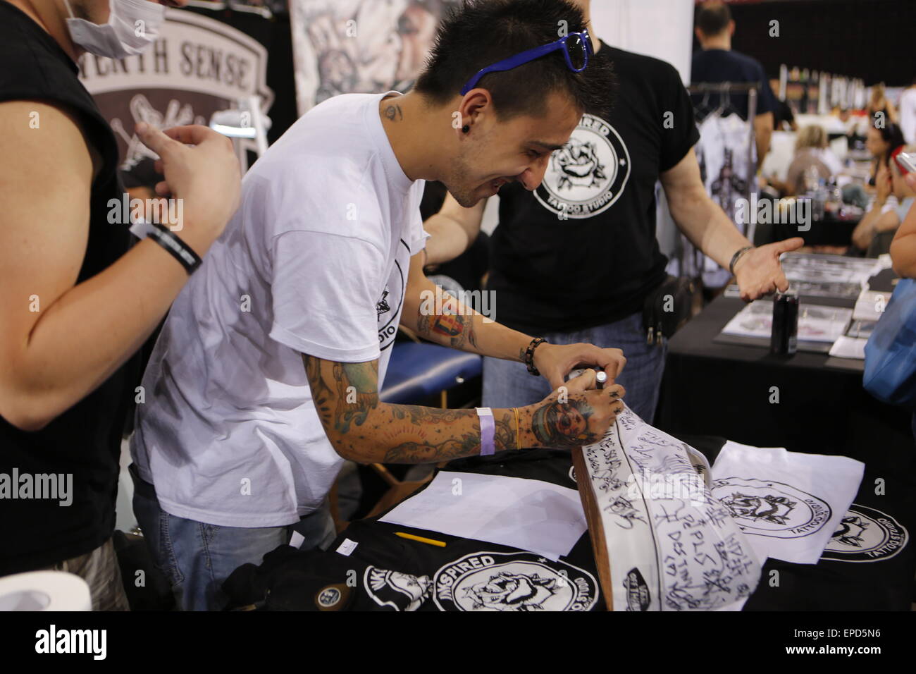 Athen, Griechenland. 16. Mai 2015. Ein Tattoo-Künstler unterschreibt einen großen Schuh von einem Fan. Griechische und internationale Tätowierer kam nach Athen für die 9. internationale Athen Tattoo Convention, ihre Talente in Wettbewerben und beim Tätowieren Besucher zeigen. © Michael Debets/Pacific Press/Alamy Live-Nachrichten Stockfoto