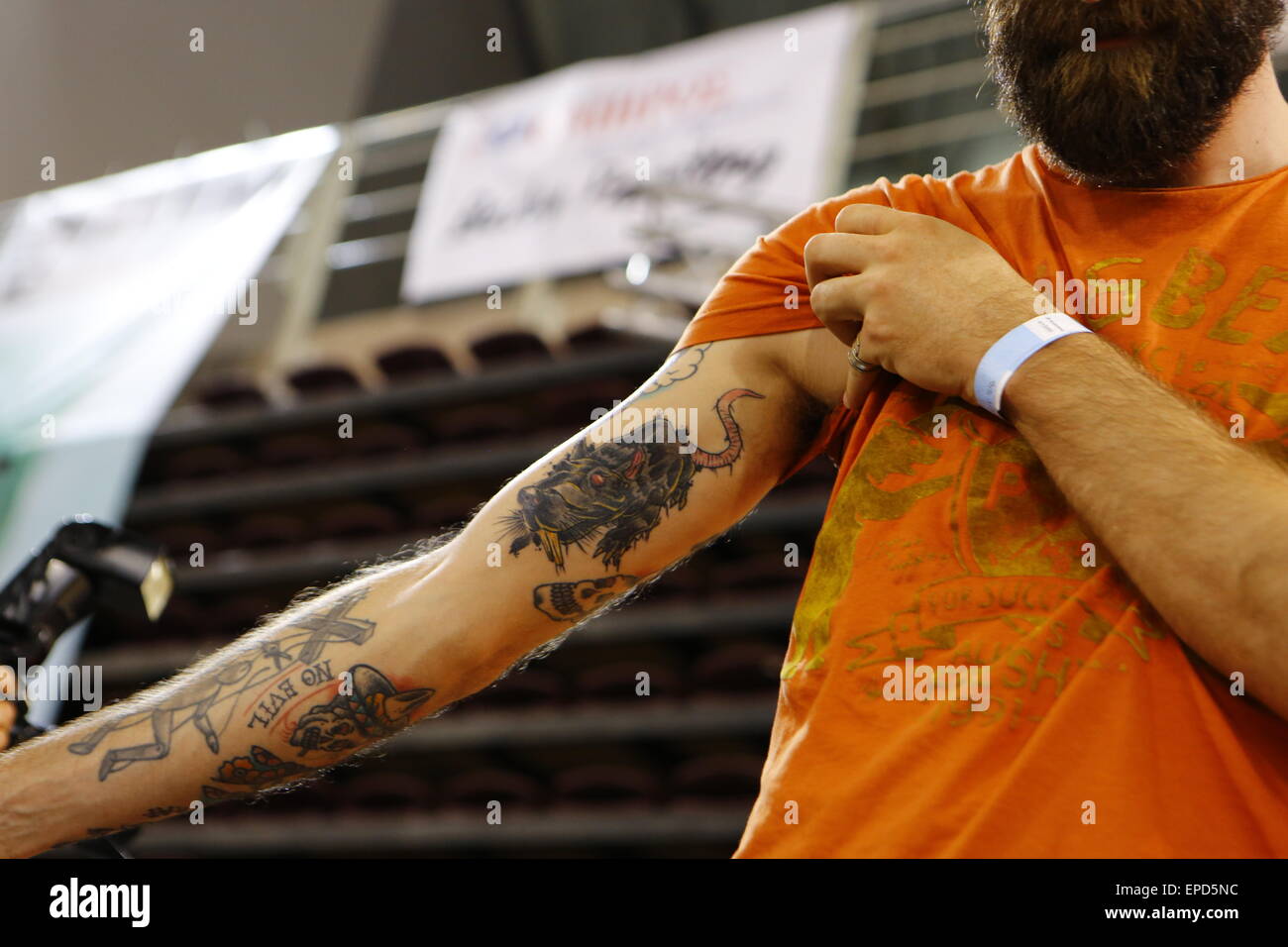 Athen, Griechenland. 16. Mai 2015. Ein Teilnehmer eines Tattoo-Wettbewerb zeigt sein Tattoo auf dem Publikum. Griechische und internationale Tätowierer kam nach Athen für die 9. internationale Athen Tattoo Convention, ihre Talente in Wettbewerben und beim Tätowieren Besucher zeigen. © Michael Debets/Pacific Press/Alamy Live-Nachrichten Stockfoto