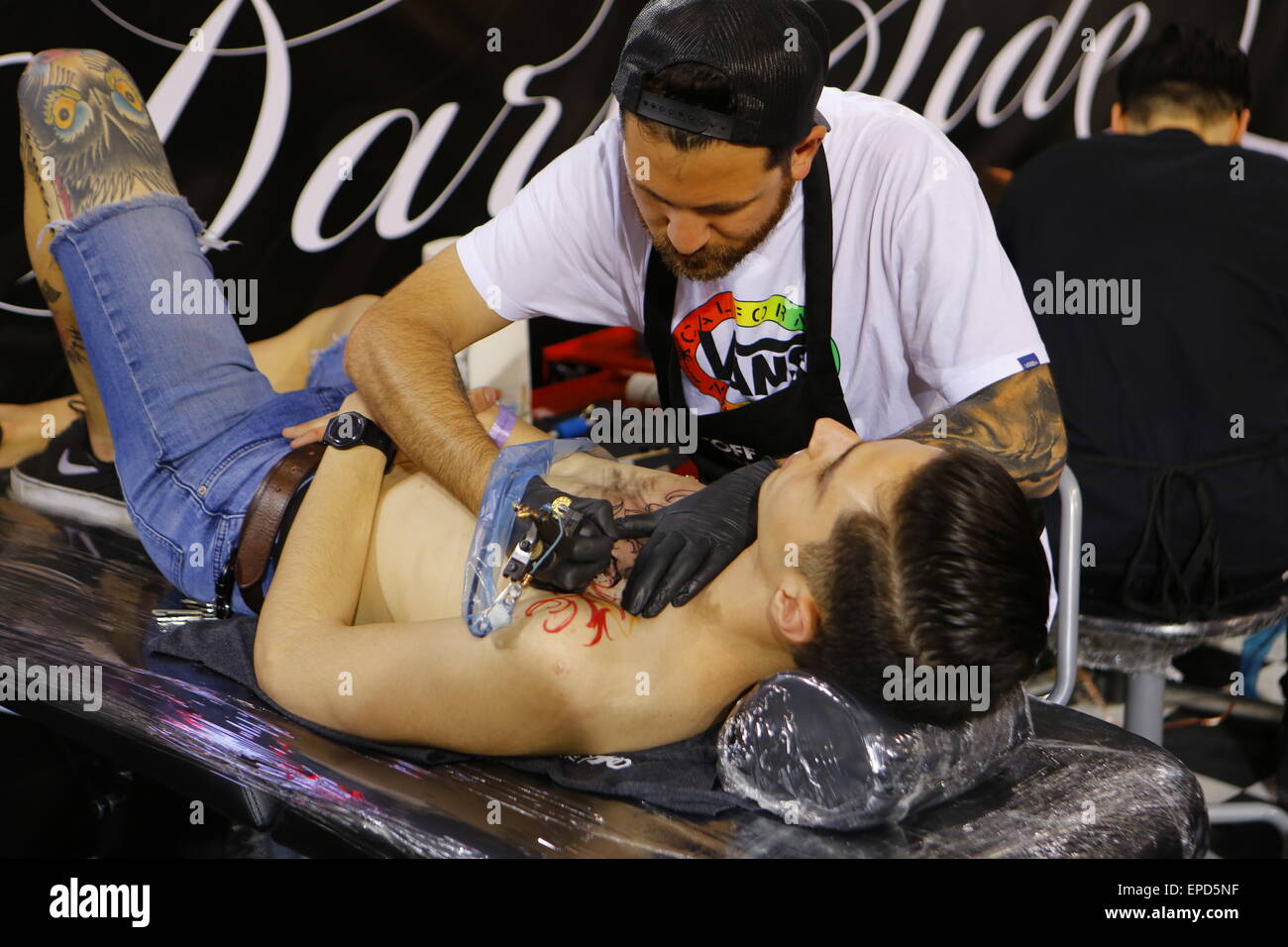 Athen, Griechenland. 16. Mai 2015. Ein Tattoo-Künstler arbeitet auf dem Tattoo auf der Brust eines Kunden. Griechische und internationale Tätowierer kam nach Athen für die 9. internationale Athen Tattoo Convention, ihre Talente in Wettbewerben und beim Tätowieren Besucher zeigen. © Michael Debets/Pacific Press/Alamy Live-Nachrichten Stockfoto