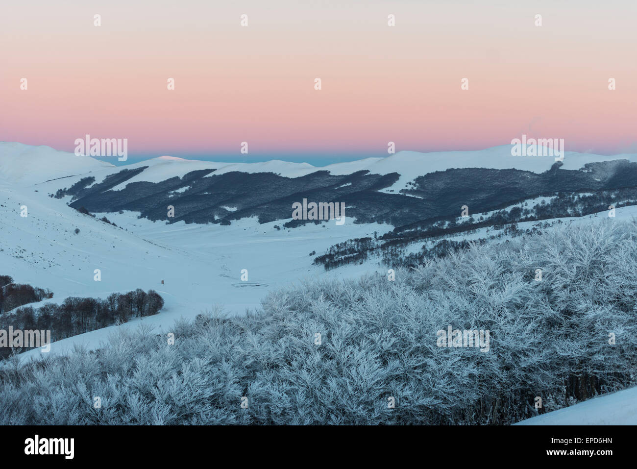 Sonnenuntergang über den Bergen im Winter mit Schnee, Sibillini Berge NP, Umbrien, Italien Stockfoto