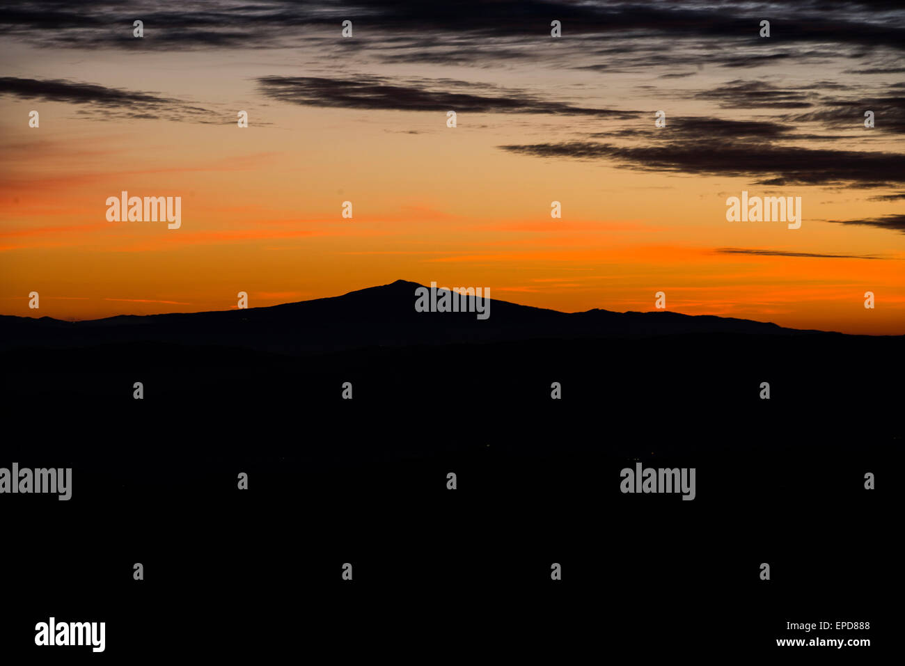 Silhouette des Monte Amiata bei Sonnenuntergang im Winter, Apennin, Umbrien, Italien Stockfoto