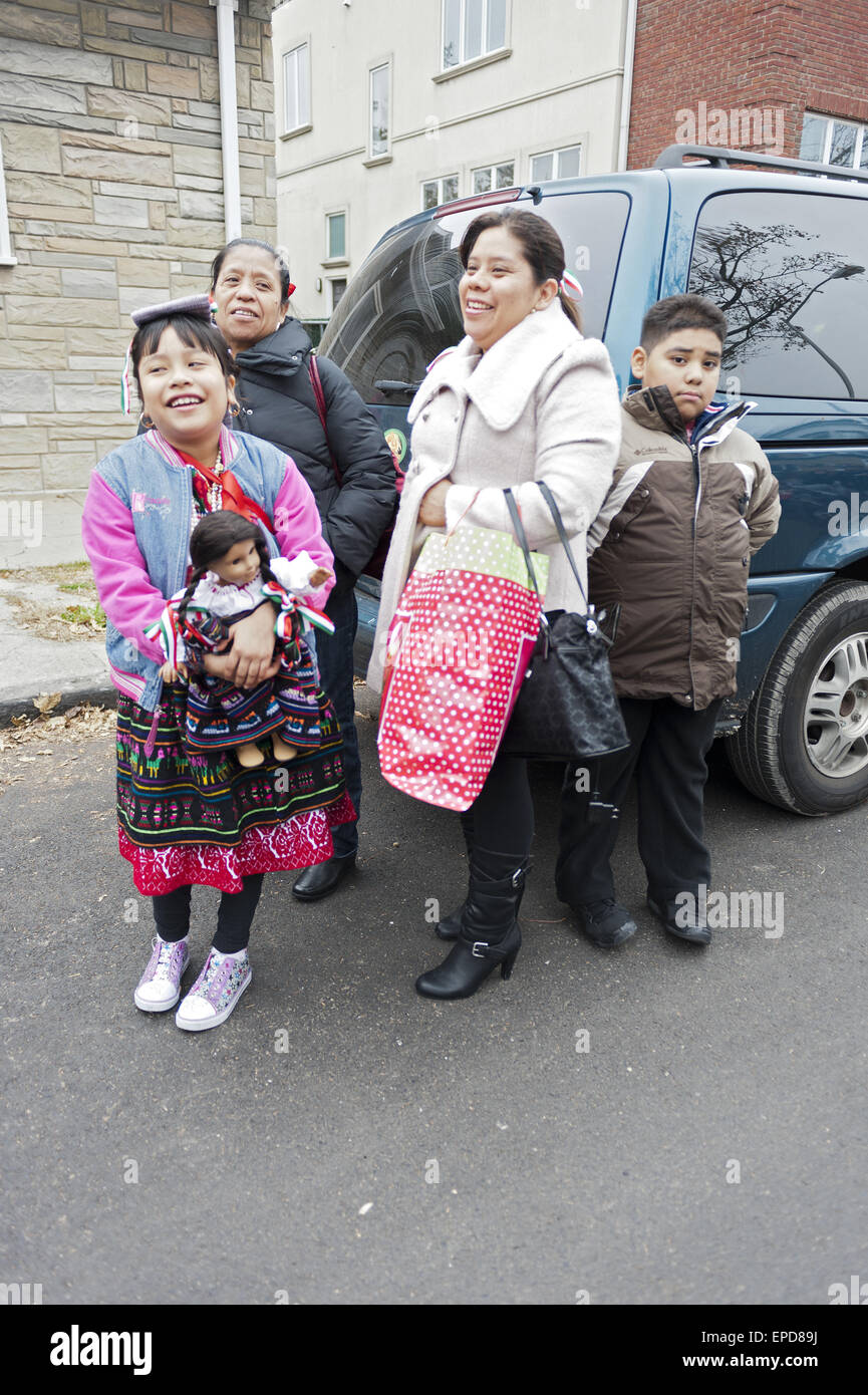 Familie auf dem Festival der Jungfrau von Guadalupe in Borough Park, Brooklyn, NY, 2012. Stockfoto