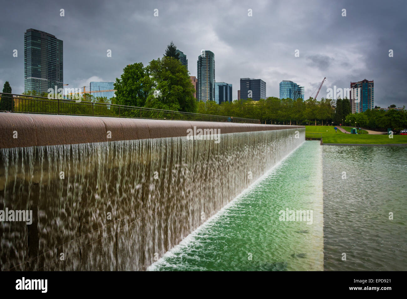 Brunnen und Gebäude in der Innenstadt von Park, in Bellevue, Washington. Stockfoto