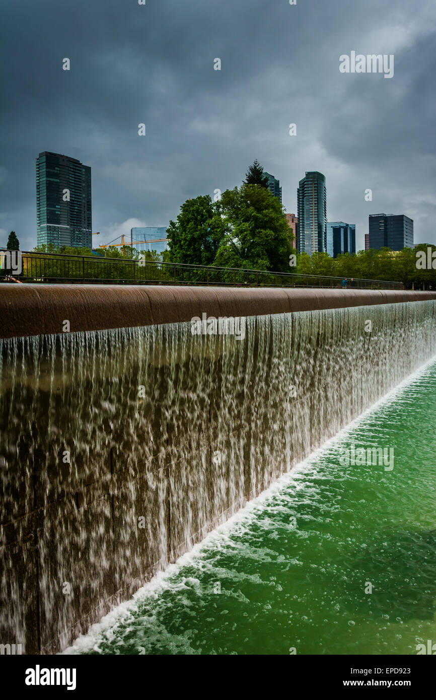 Brunnen und Gebäude in der Innenstadt von Park, in Bellevue, Washington. Stockfoto