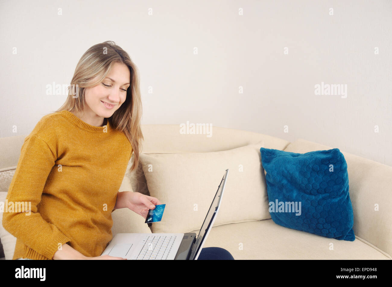 glückliche Frau tun, Online-shopping zu Hause, Lifestyle-Konzept Stockfoto