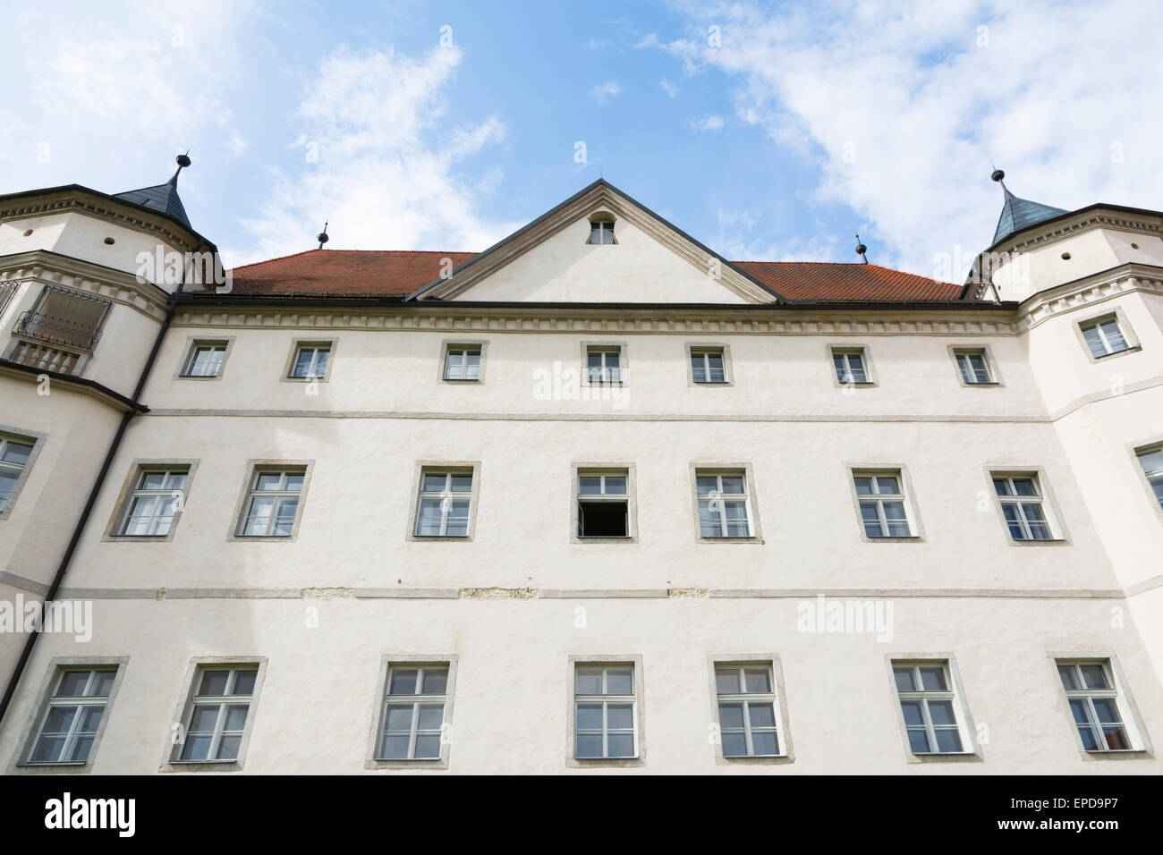 Alkoven, Österreich - Mai 8,2015: Haupteingang der Gedenkstätte Schloss Hartheim wurde berüchtigt als eines der NS-Euthanasie-k Stockfoto
