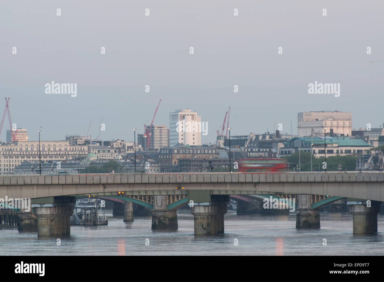 [London Bridge] London [London] roter Bus. Credit: LEE RAMSDEN/ALAMY Stockfoto