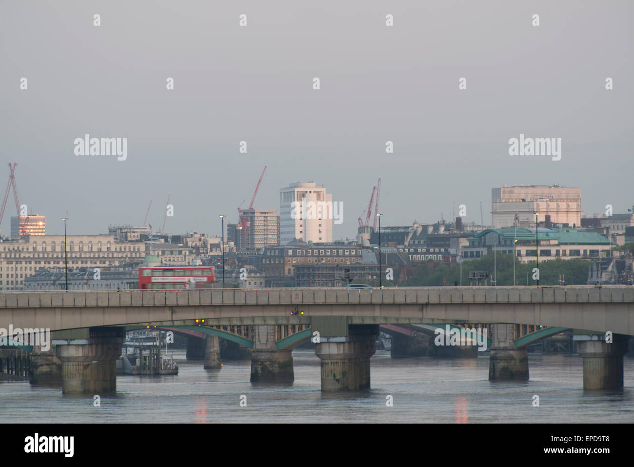 [London Bridge] London [London] roter Bus. Credit: LEE RAMSDEN/ALAMY Stockfoto