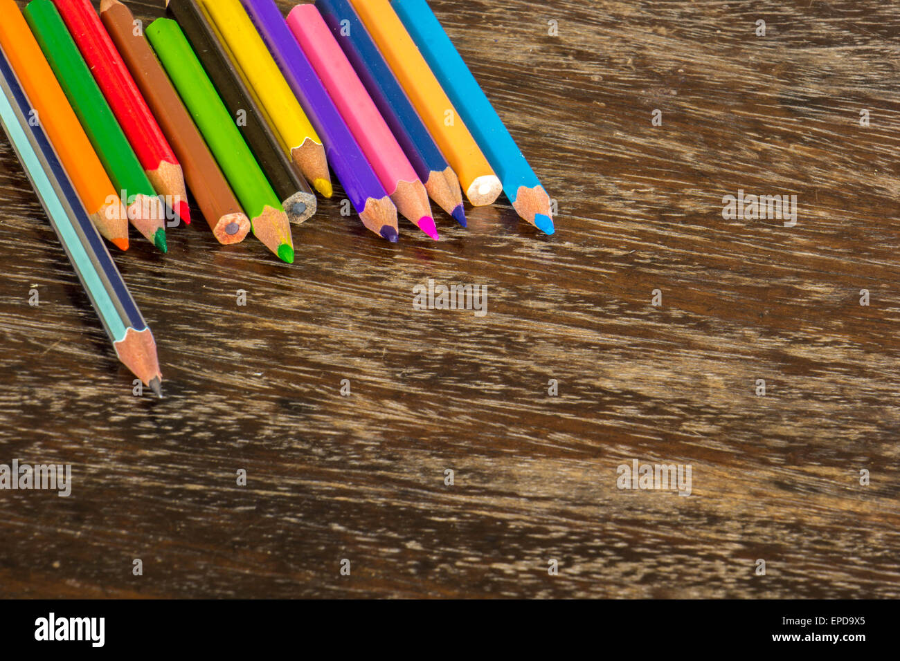 Sortieren Sie Buntstifte Bodenbelag Oberflächen, helle Farben, rot, gelb, schwarz, Orange und grün. Stockfoto