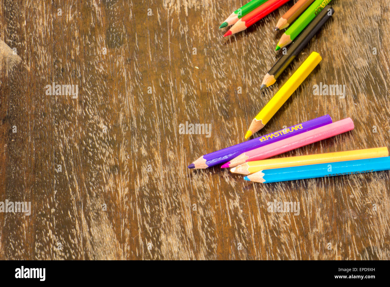 Sortieren Sie Buntstifte Bodenbelag Oberflächen, helle Farben, rot, gelb, schwarz, Orange und grün. Stockfoto