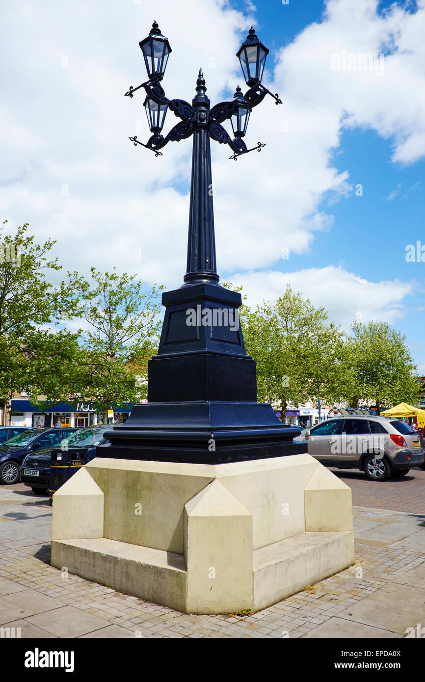 Laternenpfahl oder Säule, die ein Geschenk von John Day In 1822 Market Square St Neots Cambridgeshire UK Stockfoto