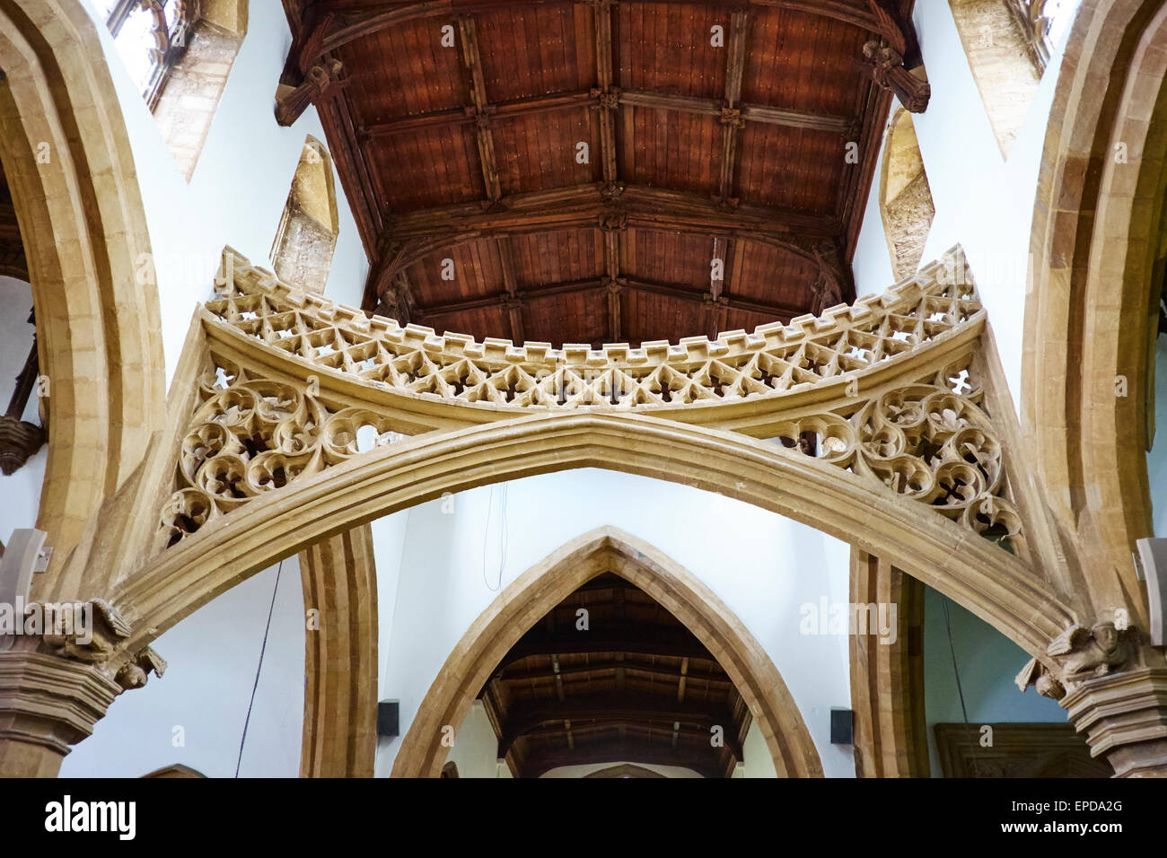 Der Sieb-Bogen innerhalb von Str. Marys Kirche Rushden Northamptonshire UK Stockfoto