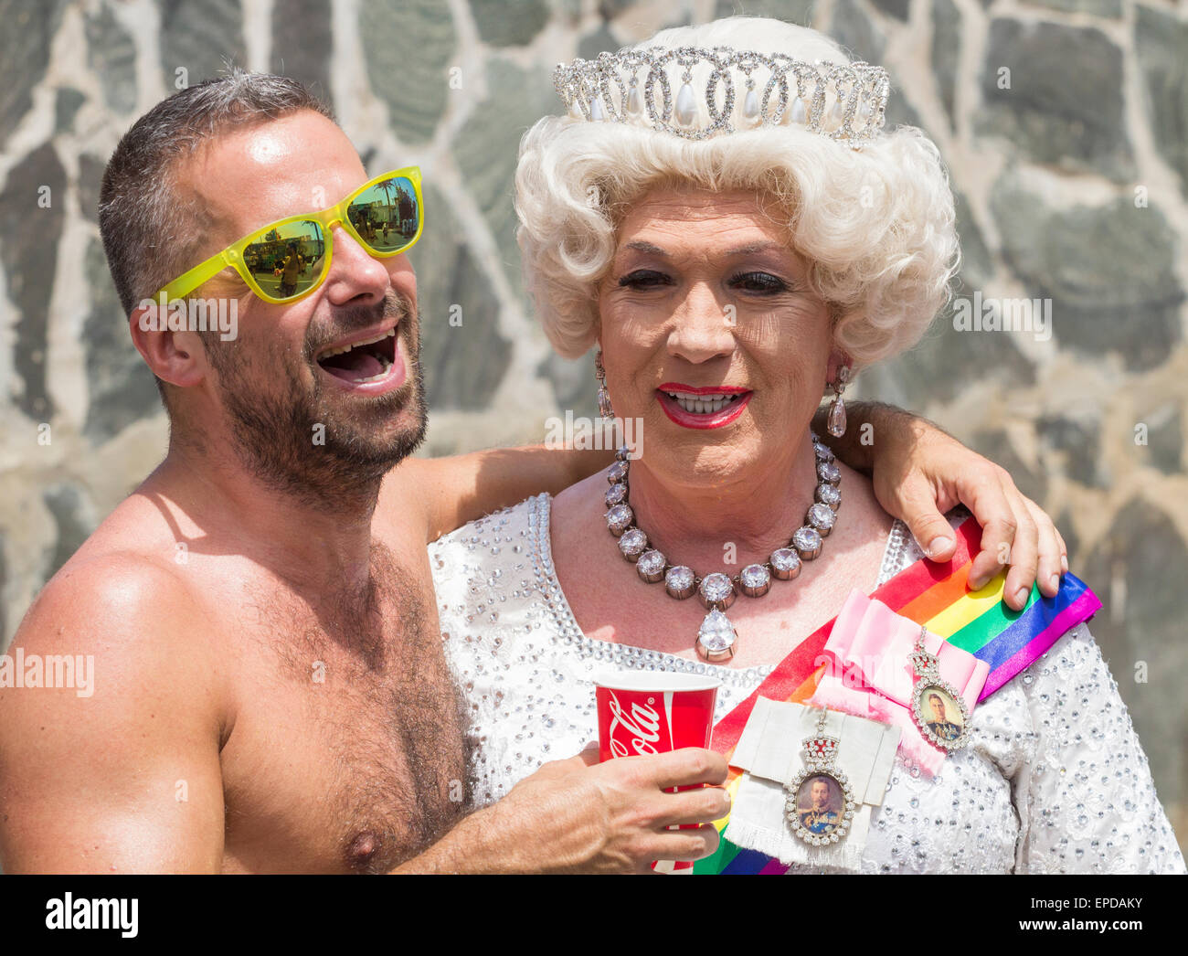 Maspalomas, Gran Canaria, Kanarische Inseln, Spanien. 16. Mai 2015. Queen Sie-Elizabeth-Look-alike in Maspalomas-Gay-Pride-Parade auf Gran Canaria, wo rund 120.000 Teilnehmer und Zuschauer erwartet wurden. Bildnachweis: ALANDAWSONPHOTOGRAPHY/Alamy Live-Nachrichten Stockfoto