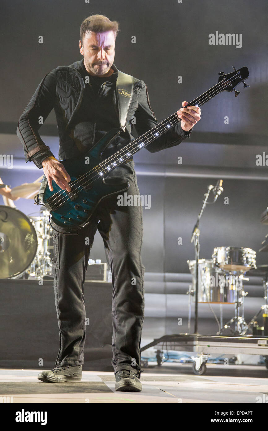 Irvine, Kalifornien, USA. 17. Mai 2015. Bassist CHRISTOPHER WOLSTENHOLME Muse tritt während der KROQ Weenie Braten Y Fiesta in Irvine Meadows Amphitheater in Irvine, Kalifornien Credit: Daniel DeSlover/ZUMA Draht/Alamy Live News Stockfoto