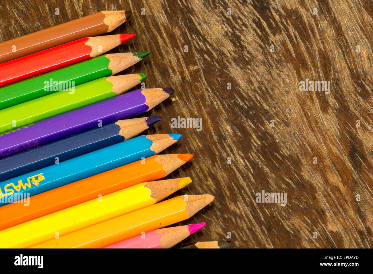 Sortieren Sie Buntstifte Bodenbelag Oberflächen, helle Farben, rot, gelb, schwarz, Orange und grün. Stockfoto