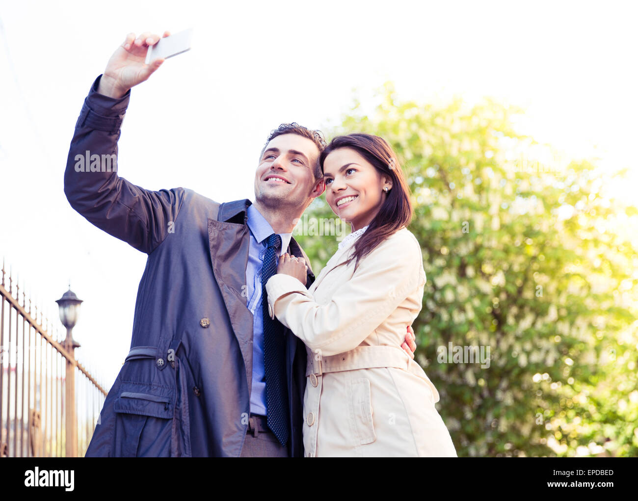 Glückliches junges Paar macht Selfie Foto auf Smartphone im freien Stockfoto
