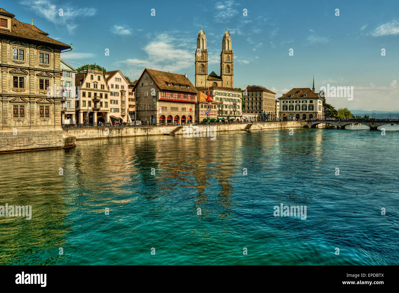 Mai 2015, Fluss Limmat und die Großmünster in Zürich (Schweiz), HDR-Technik Stockfoto