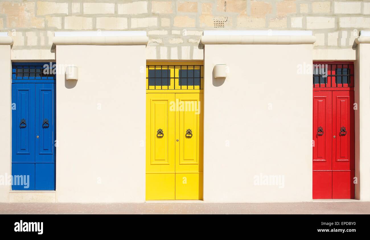 Bunten Türen in warmes Licht Hintergrund, Exterieur, farbenfrohe Architektur in Malta. Stockfoto