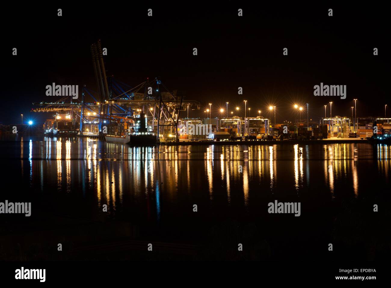 Nacht-Foto von Birzebugga auf Malta mit schöne Reflexionen auf dem Wasser, Birzebugga in der Nacht, kleinen Dorf in Malta am Abend Zeit, Stockfoto