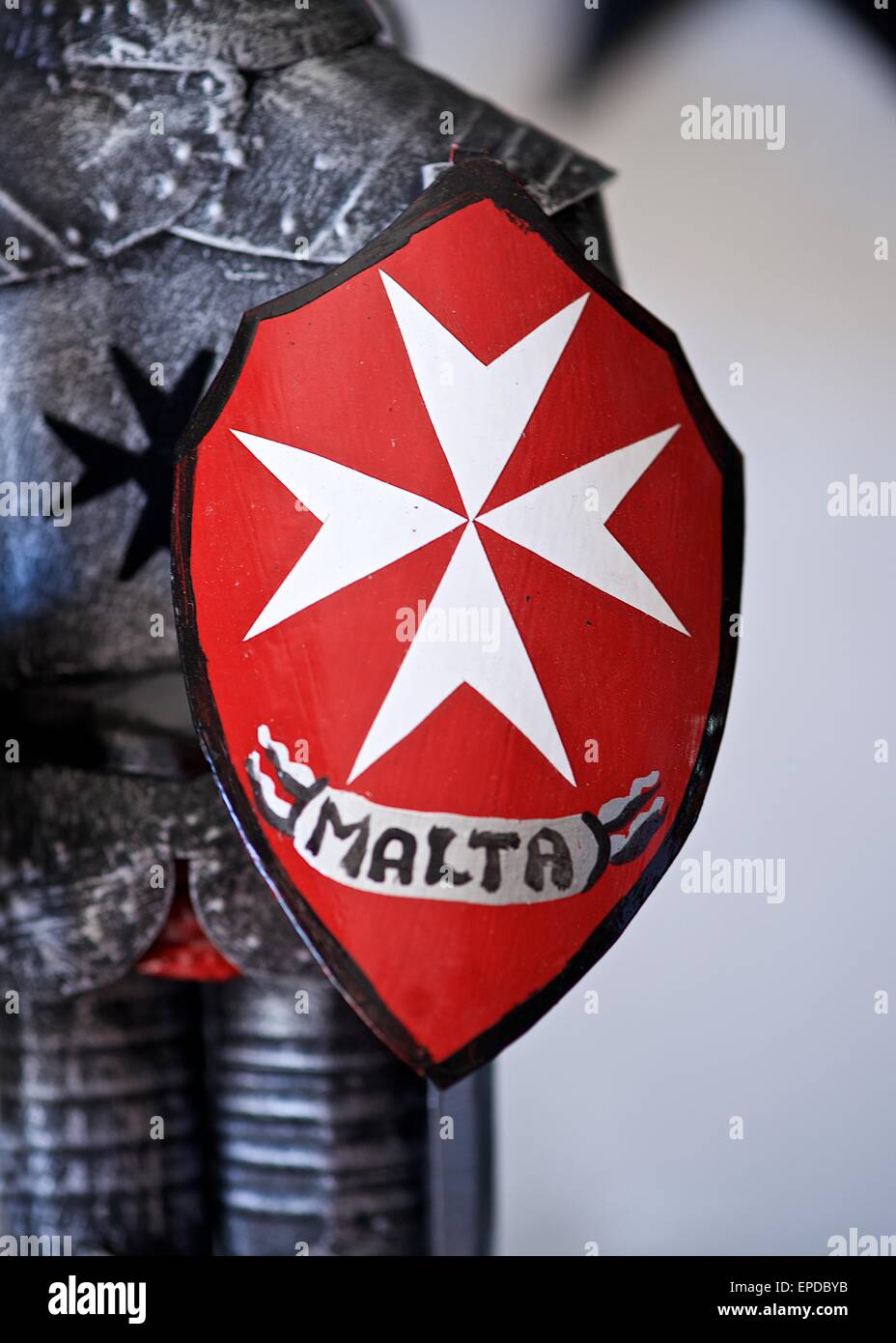 Malteserkreuz im unscharfen Hintergrund, maltesische Nationalidentität Kreuz Malteser von Malta in der Nähe Sie maltesische Identität Stockfoto