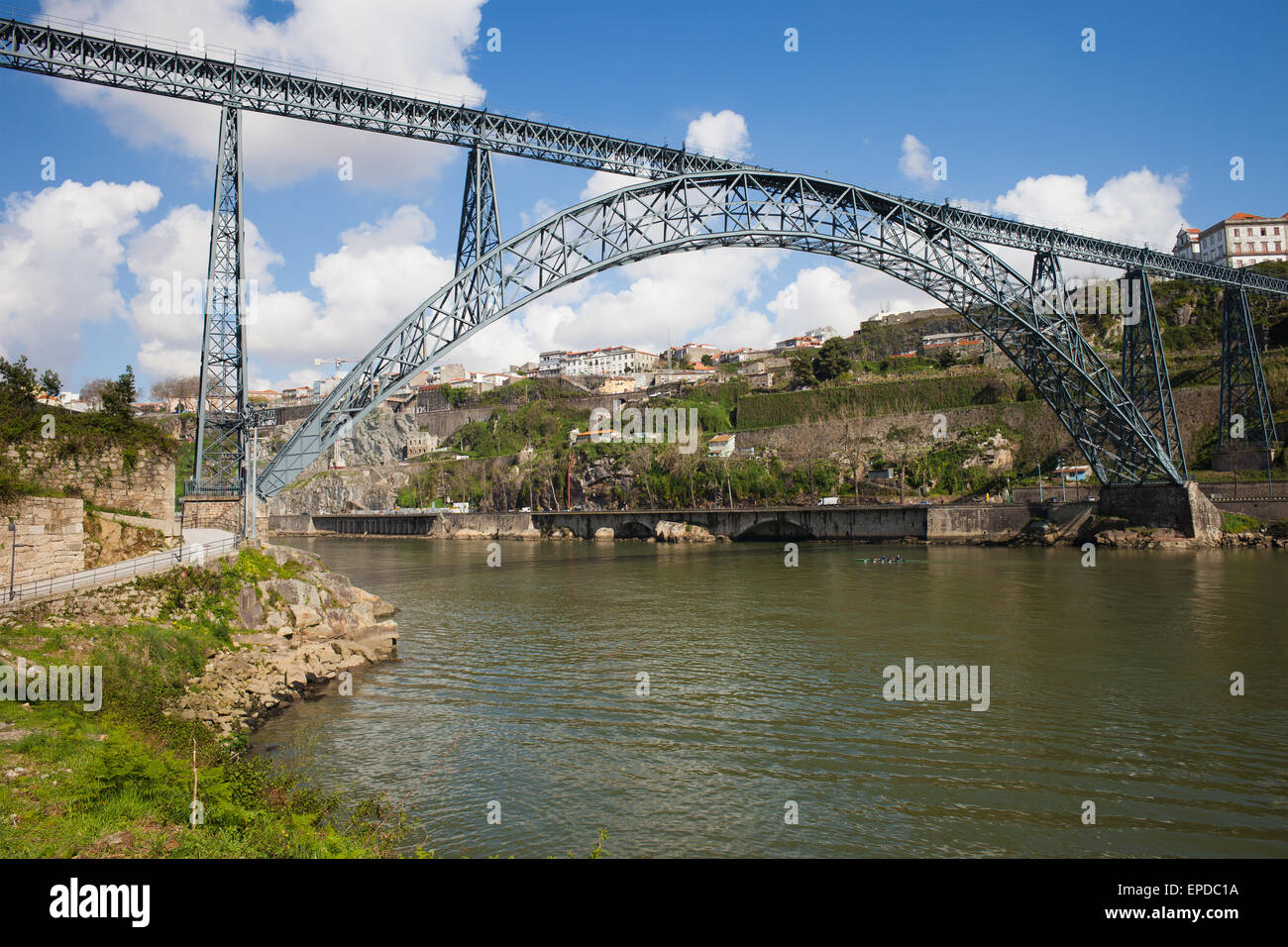 Maria-Pia-Brücke in Porto, Portugal, schmiedeeisernen Bogen Eisenbahnbrücke über den Fluss Douro, eröffnet im Jahre 1877, Gustave Eiffel Design. Stockfoto