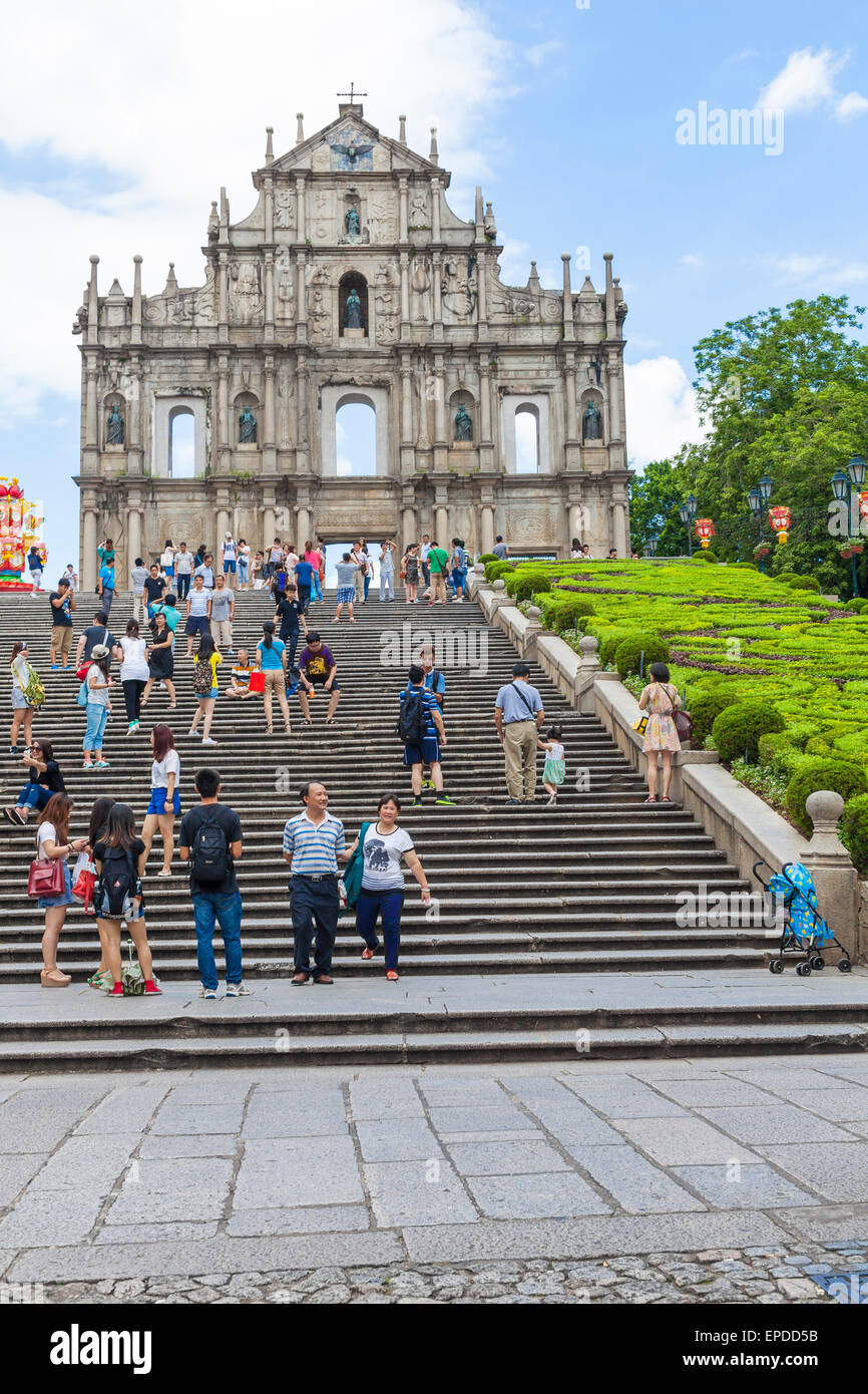 MACAU: SEP 1: Touristen besuchen die zerstörten Kirche St. Paul auf 1. September 2014 in Macau, China. War der zerstörten Kirche St. Paul Stockfoto