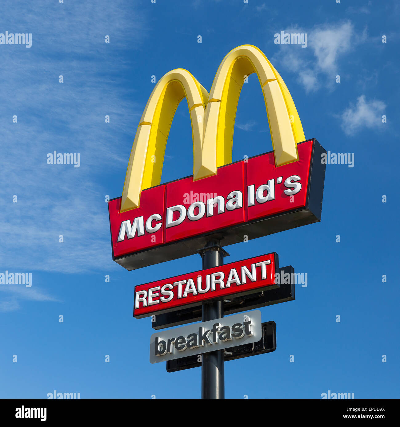 Gelbes M Schild in der Nähe von McDonalds Restaurant Stockfotografie - Alamy