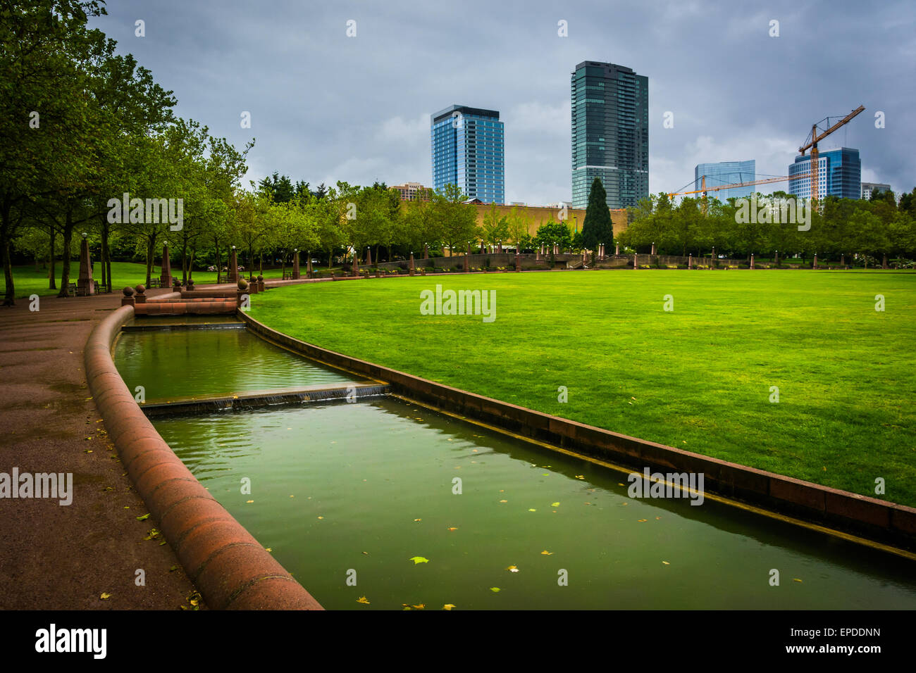 Kanal und Gehweg im Park der Innenstadt, in Bellevue, Washington trat. Stockfoto