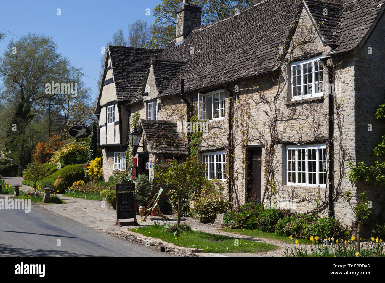 Das Old Swan und Minster Mill Inn, Minster Lovell, in der Nähe von Witney, Cotswolds, Oxfordshire, England, Vereinigtes Königreich, Europa Stockfoto