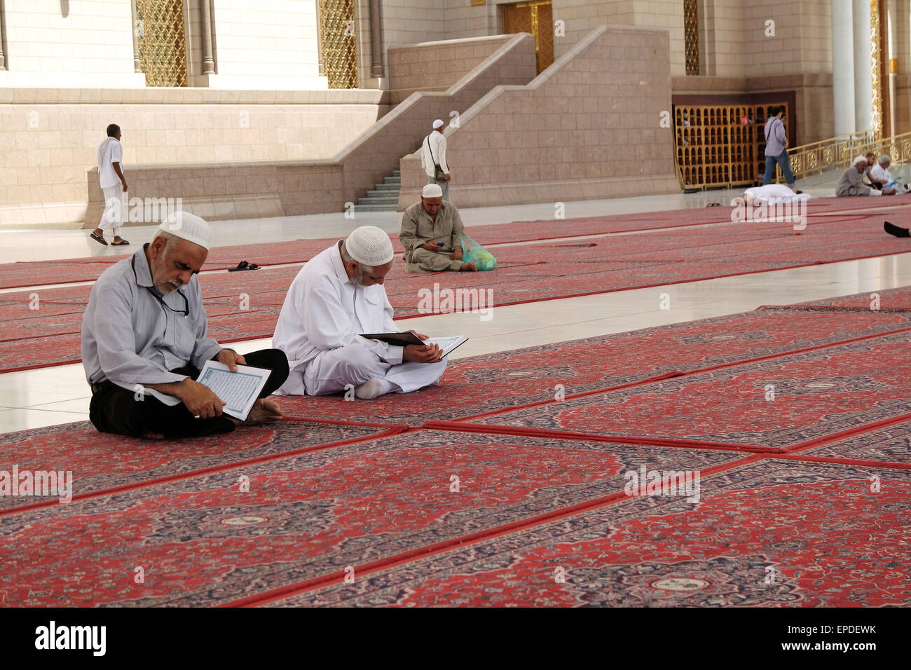 MEDINAH, Saudi-Arabien - FEB 1: Muslime Koran lesen und beten in Masjid Nabawi 1. Februar 2015 in Medina, Saudi-Arabien. Nabawi M Stockfoto