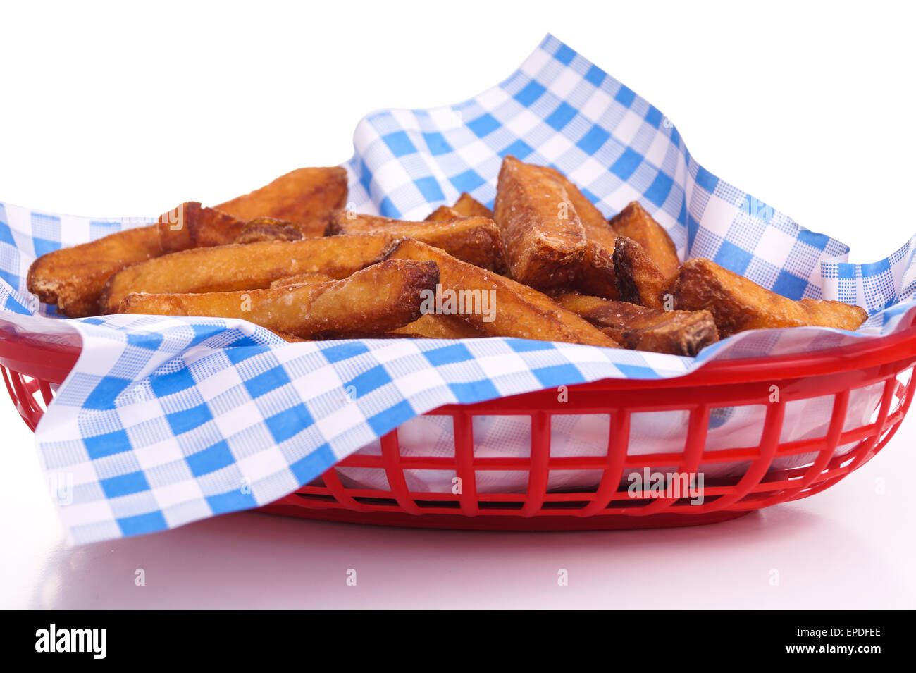 Pommes frites, isoliert auf weiss im roten Korb serviert Stockfoto