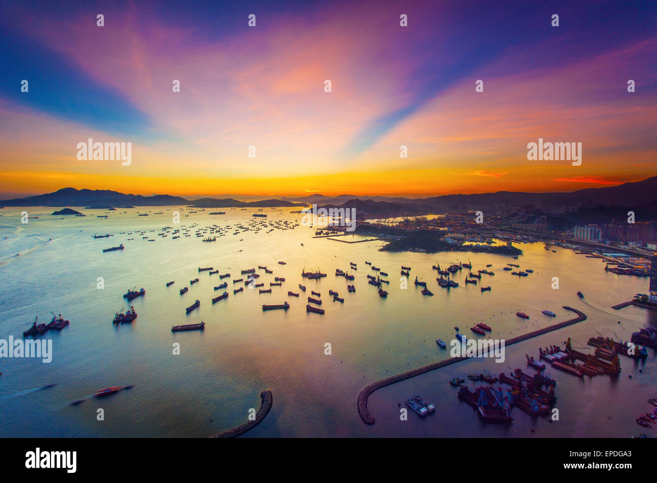 Sonnenuntergang am Containerterminal in Hong Kong Stockfoto