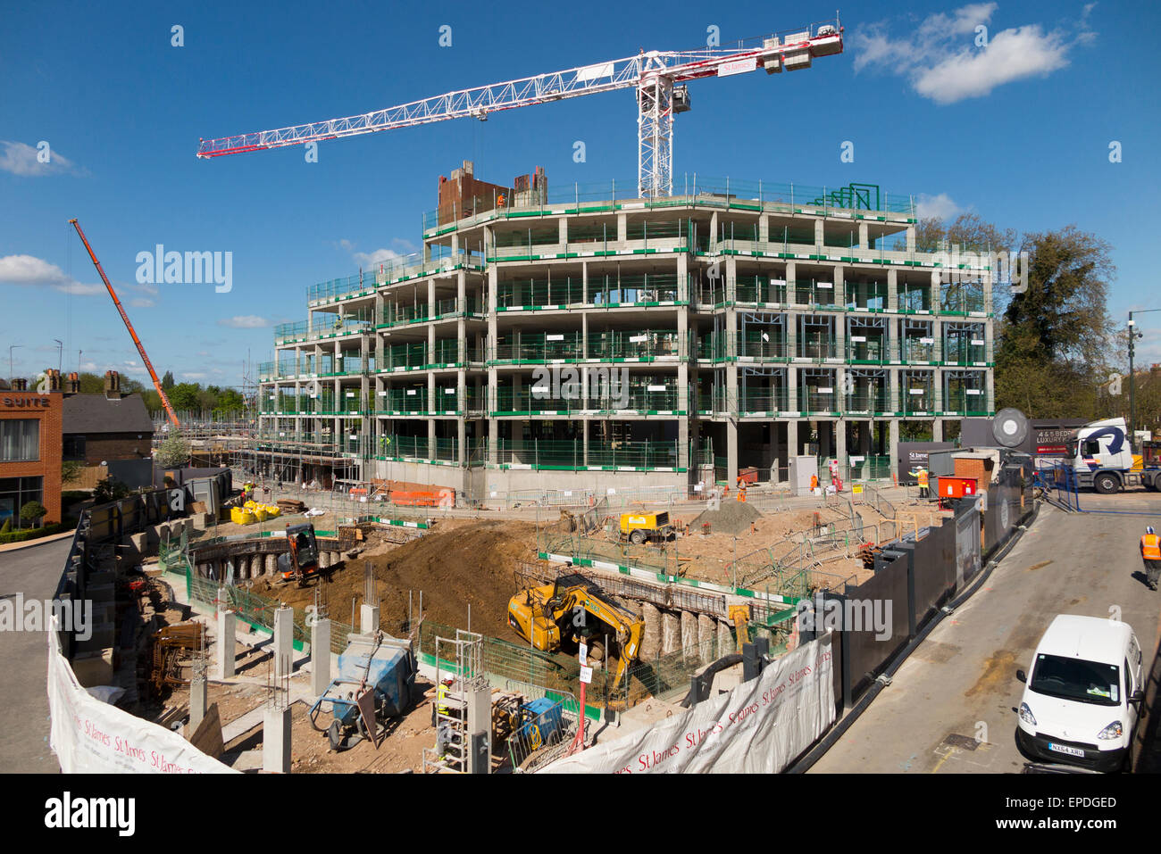Bau-Website & außen teilweise gebauten Wohnblocks / Neubau / Baustein Wohnung / Wohnungen / flach / Wohnungen. UK Stockfoto