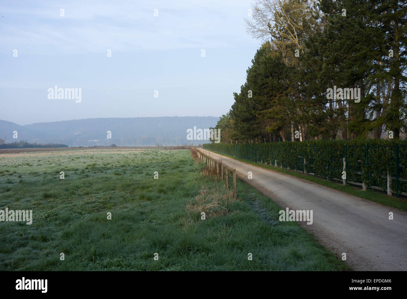 Feld und Straße in Giverny, Haute-Normandie, Frankreich Stockfoto