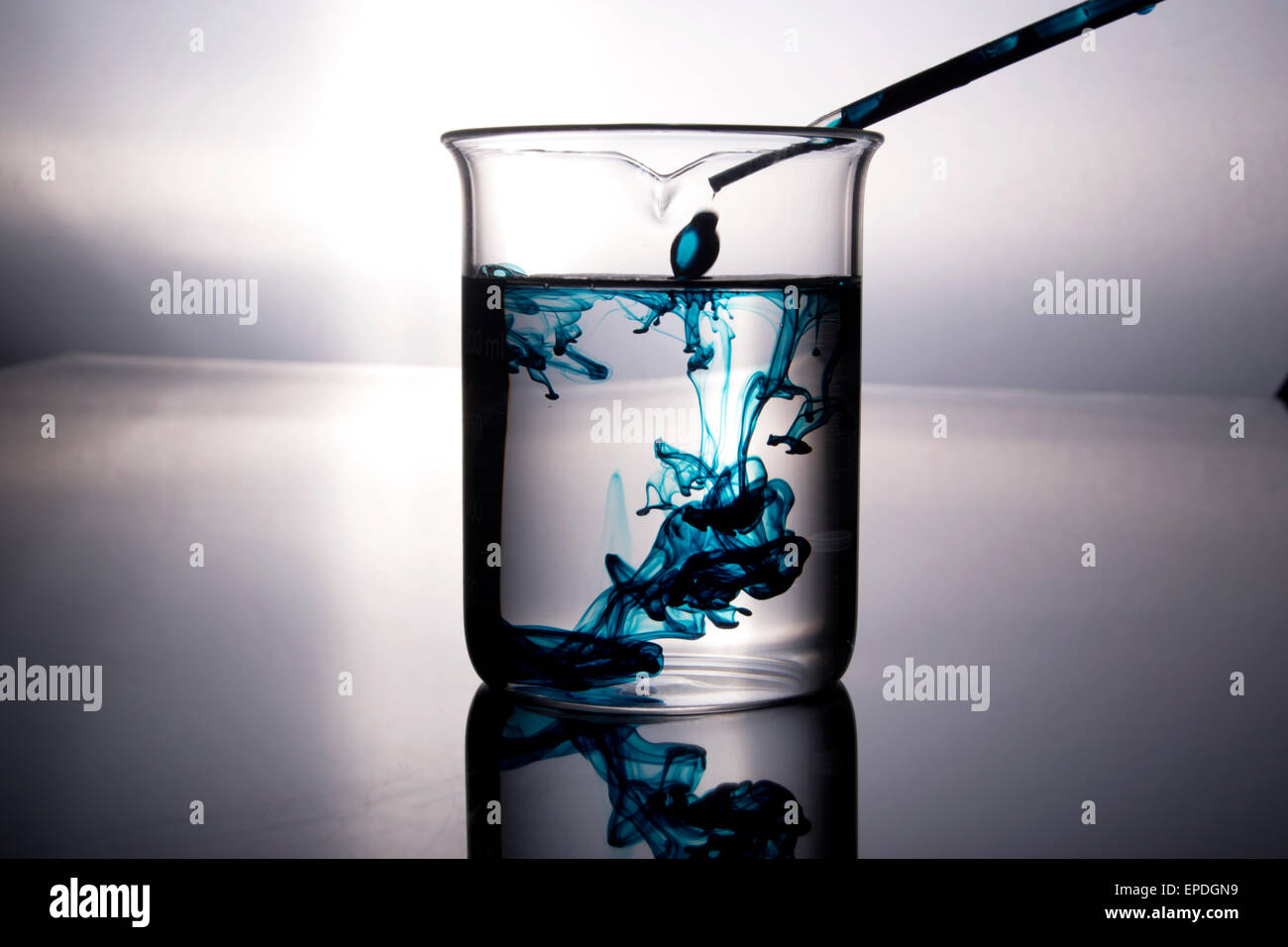 Becher mit blauen Chemie Fallenlassen mit Pipette Stockfoto