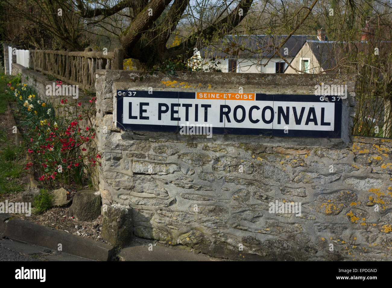 Alten melden für Le Petit Roconval (einem Ortsteil von Amenucourt), Val-d ' Oise, Frankreich; Zeichen zeigt veraltete Seine-et-Oise Abteilung Stockfoto