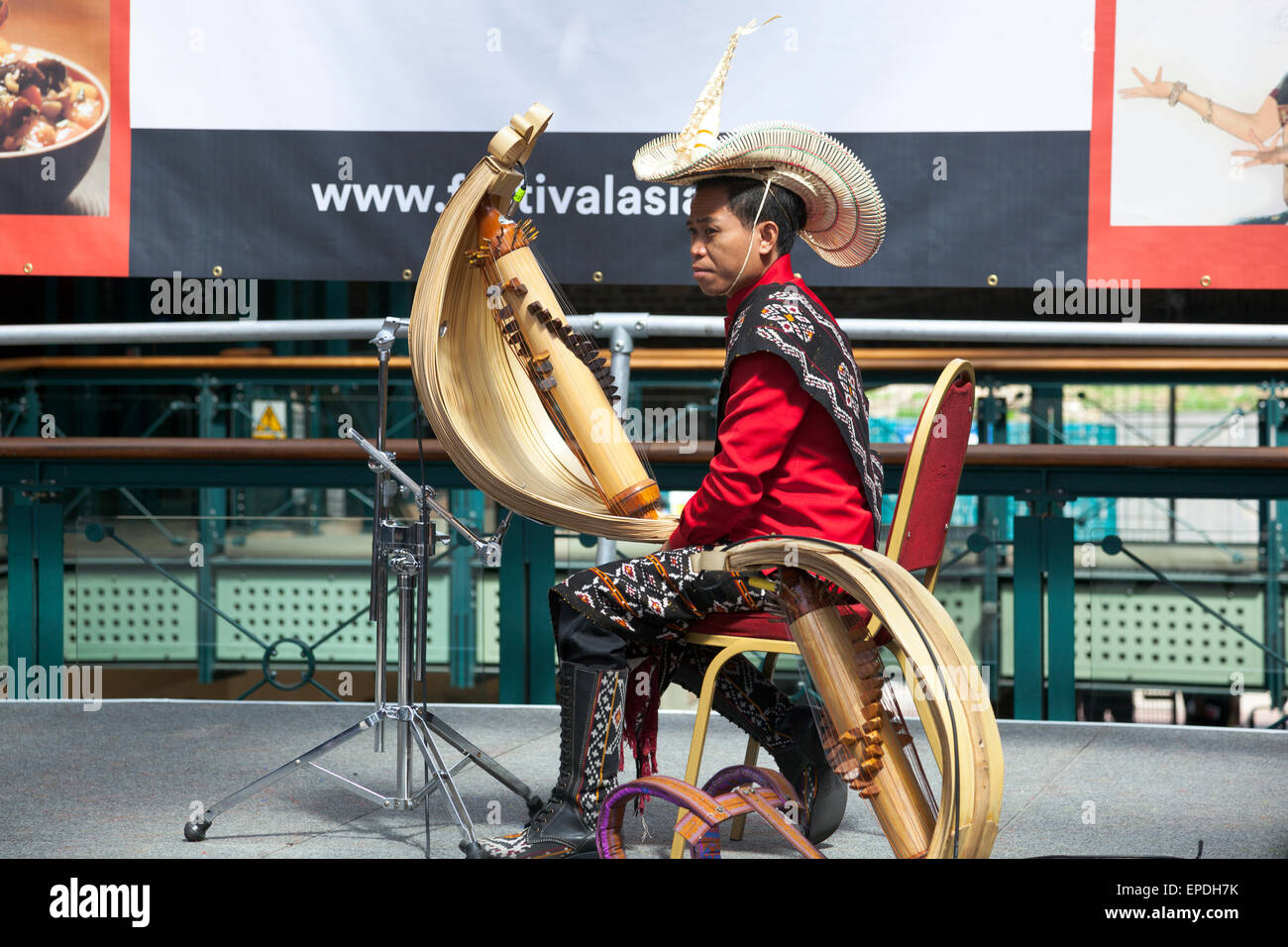 16. Mai 2015 FestivalAsia, London - indonesische Harfe-Spieler Stockfoto