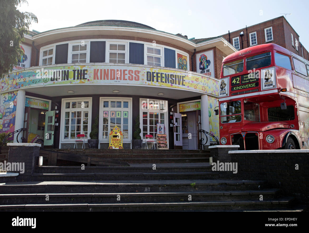 Die Freundlichkeit Offensive klassische Routemaster-Bus bekannt als die Kinder Bus außerhalb ihrer HQ, Nord-London Stockfoto